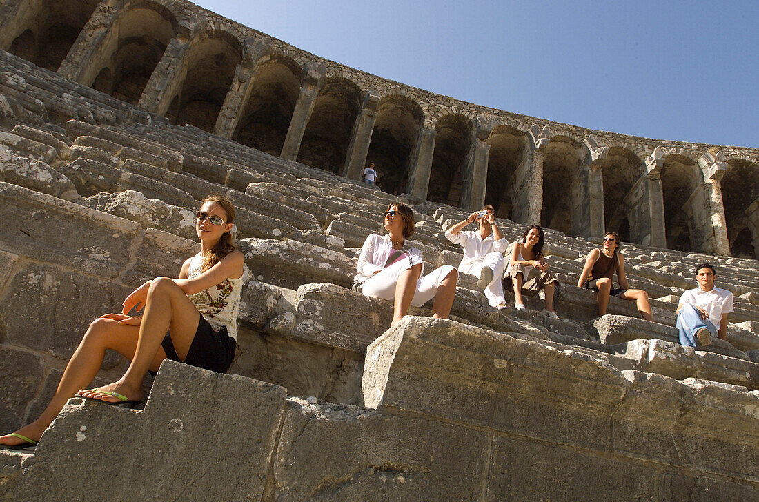 Menschen in antikem Amphitheater, Antalya, Türkei
