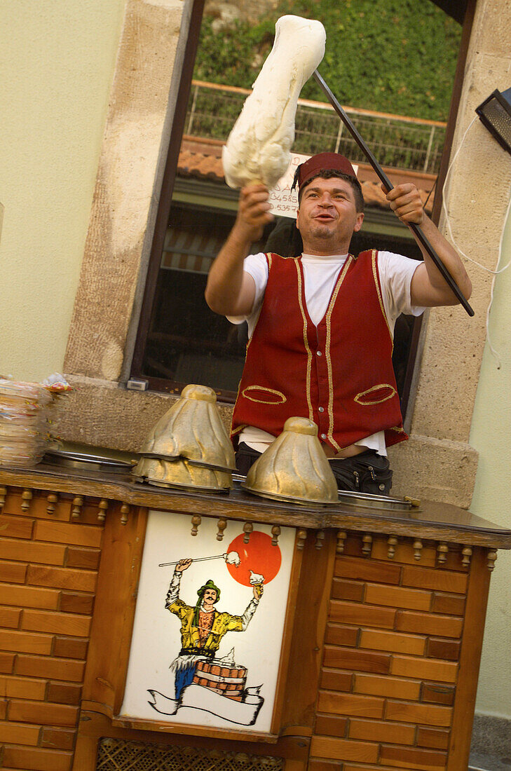Türkischer Verkäufer in traditioneller Kleidung verkauft Eis, Türkei