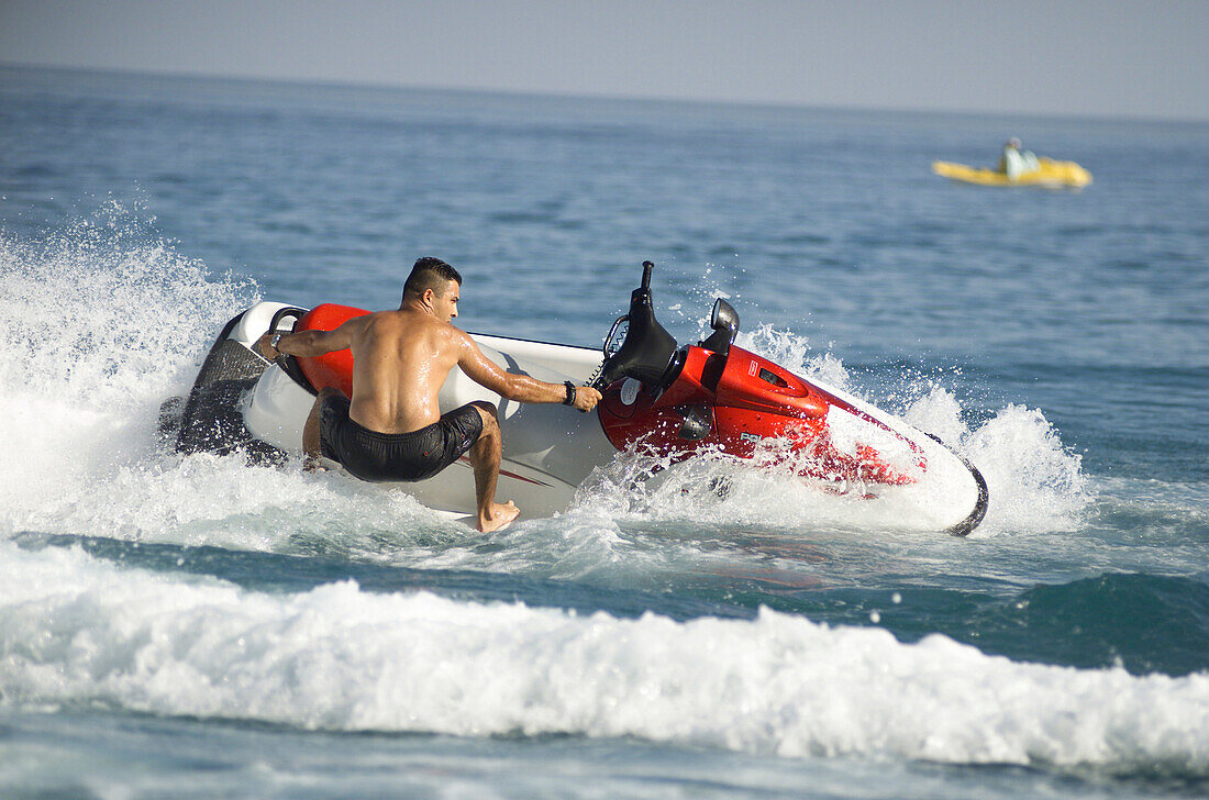 Mann mit Jetski