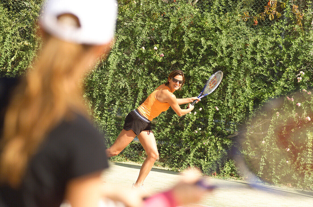 Frauen spielen Tennis