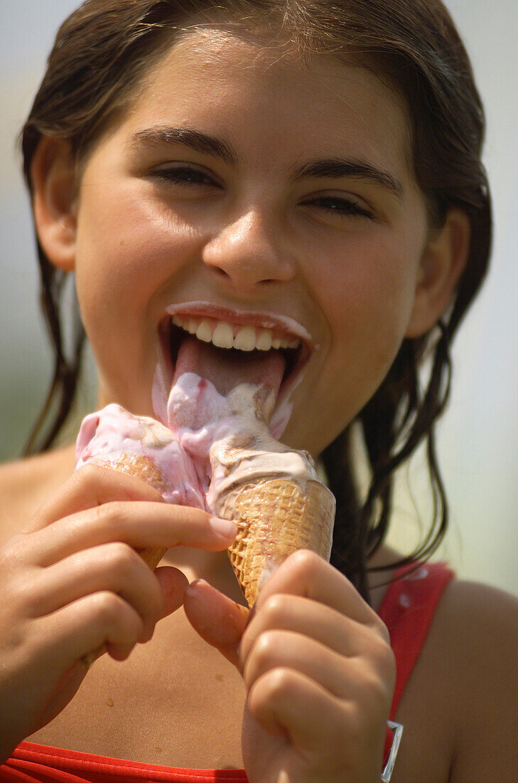 Mädchen isst Eis