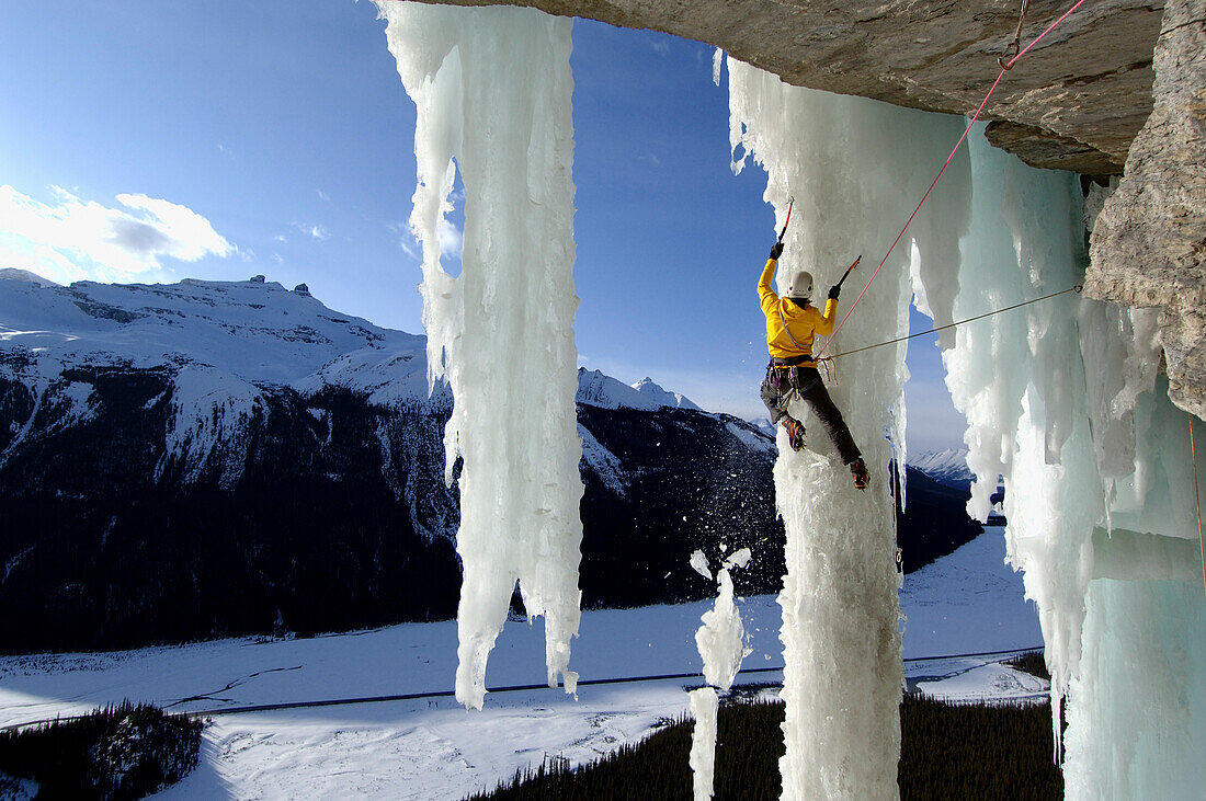 Mann beim Eisklettern, Curtain Call, Britisch Kolumbien, Kanada