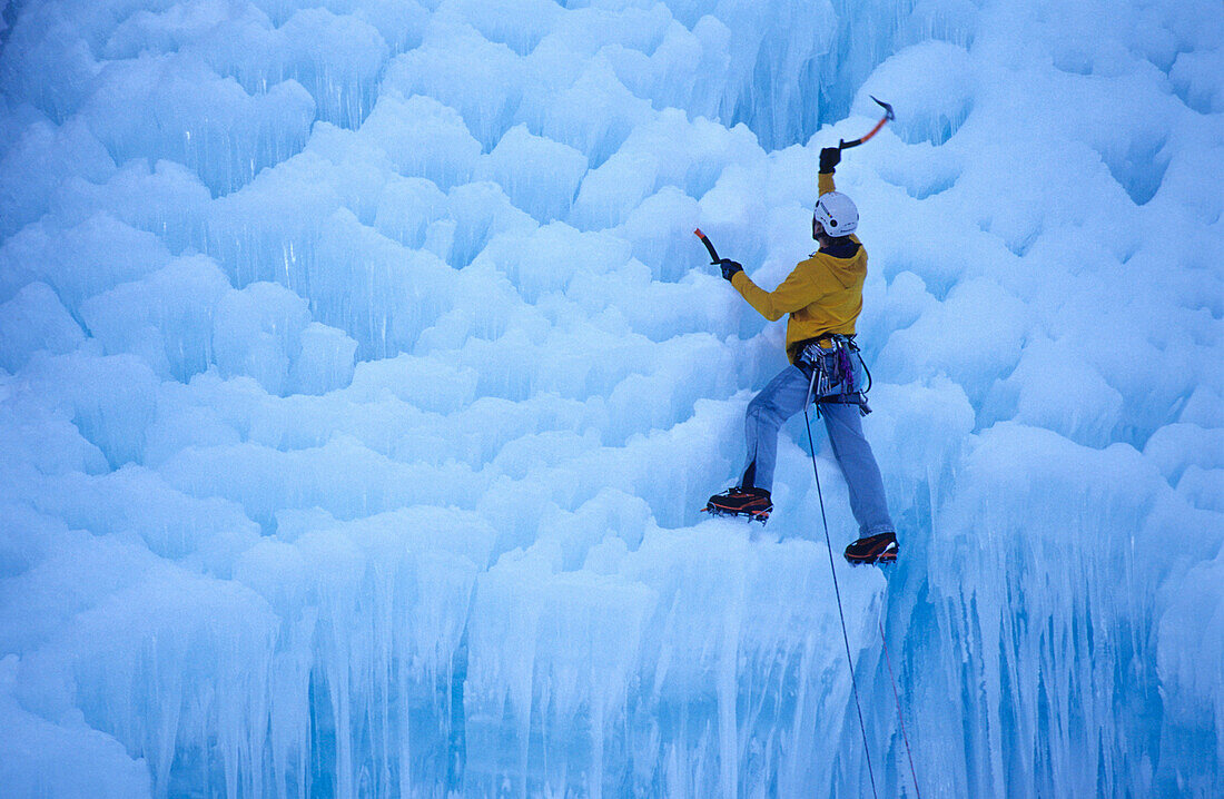 Albert Leichtfried climbing the Klausenalmfall, Ice climbing, klausenalmfall wi6, albert leichtfried, Zillertal, Tirol, Austria