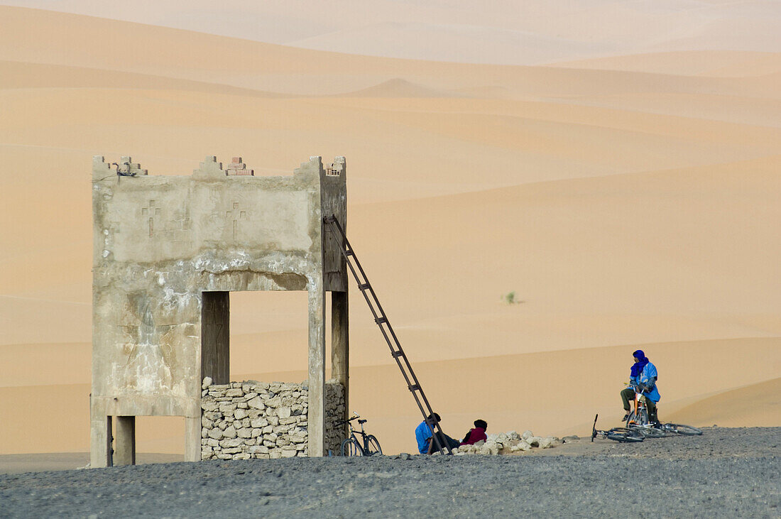 Einheimische Arbeiter in Wüste, Erg Chebbi, Marokko