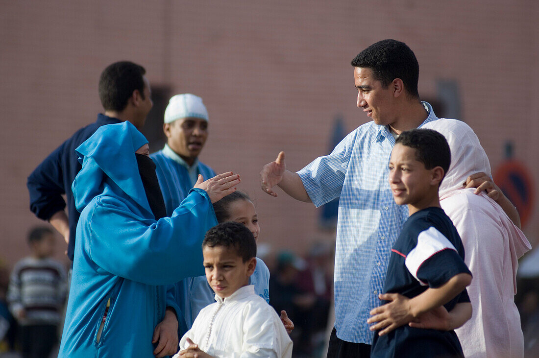 Menschen unterhalten sich, Jemaa el Fna Platz, Marrakesch, Marokko