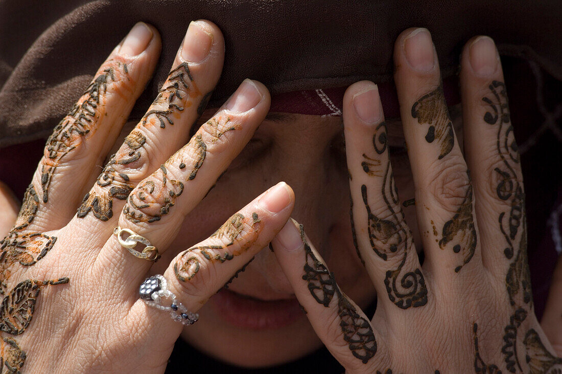Frau mit Henna an den Händen, Marrakesch, Marokko