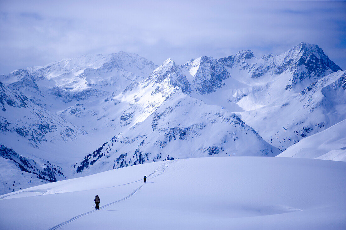 Skifahrer im Hintergrund, Kühtai, Tirol, Österreich