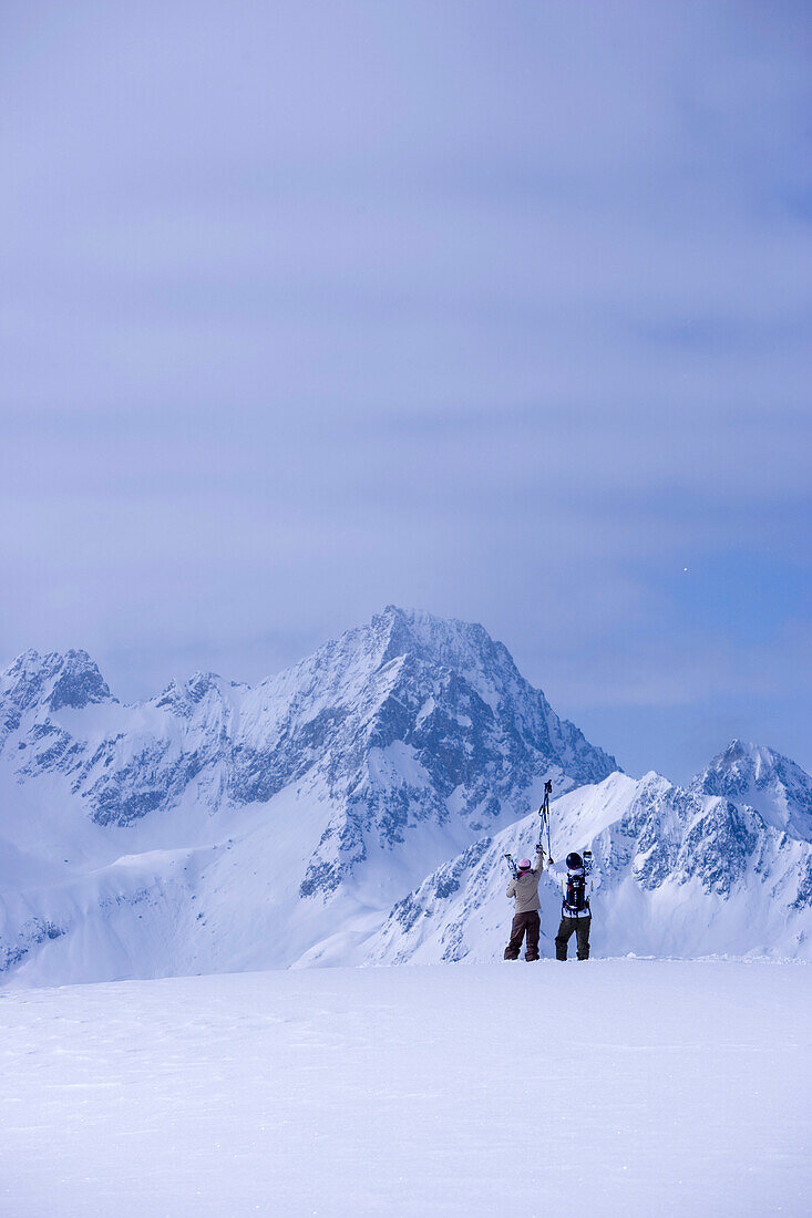 Zwei Skifahrer stehen auf schneebedecktem Berg, Kühtai, Tirol, Österreich
