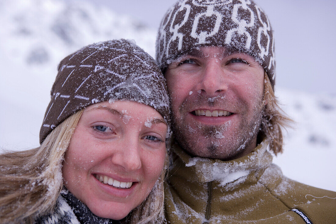 Junges Paar, Gesichter voller Schnee, Kühtai, Tirol, Österreich