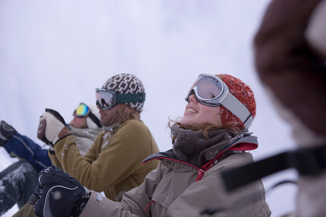 Gruppe junger Leute steht an der Skipiste, Kühtai, Tirol, Österreich