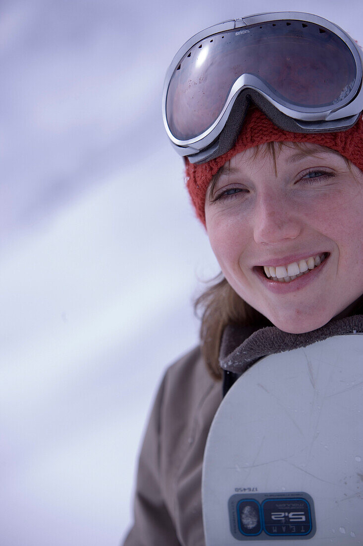 Junge Frau mit Snowboard, Kühtai, Tirol, Österreich
