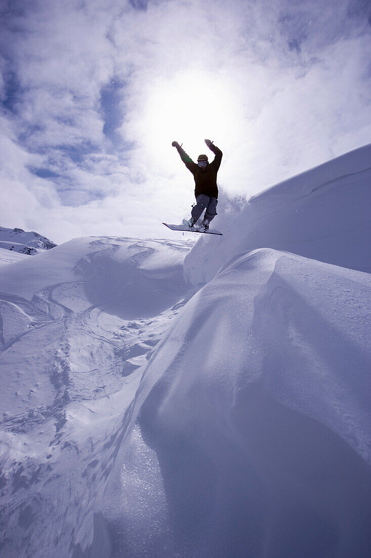 Eine Person beim Snowboarding, Kühtai, Tirol, Österreich