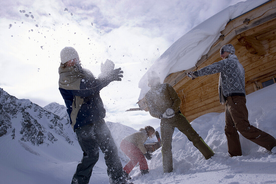 Junge Leute bei einer Schneeballschlacht, Kühtai, Tirol, Österreich