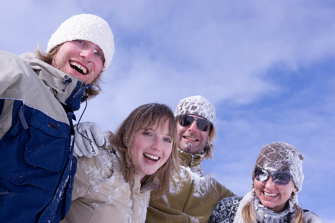 Junge Leute nach einer Schneeballschlacht, Kühtai, Tirol, Österreich