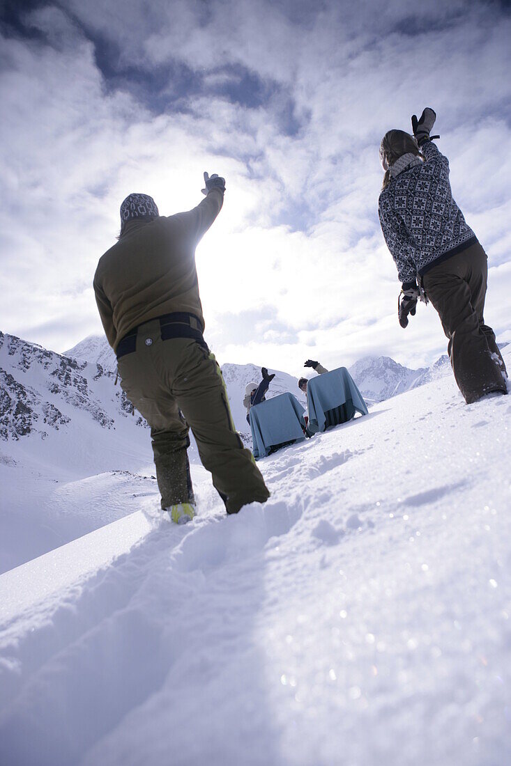 Junge Leute relaxen nach dem Skifahren, Kühtai, Tirol, Österreich