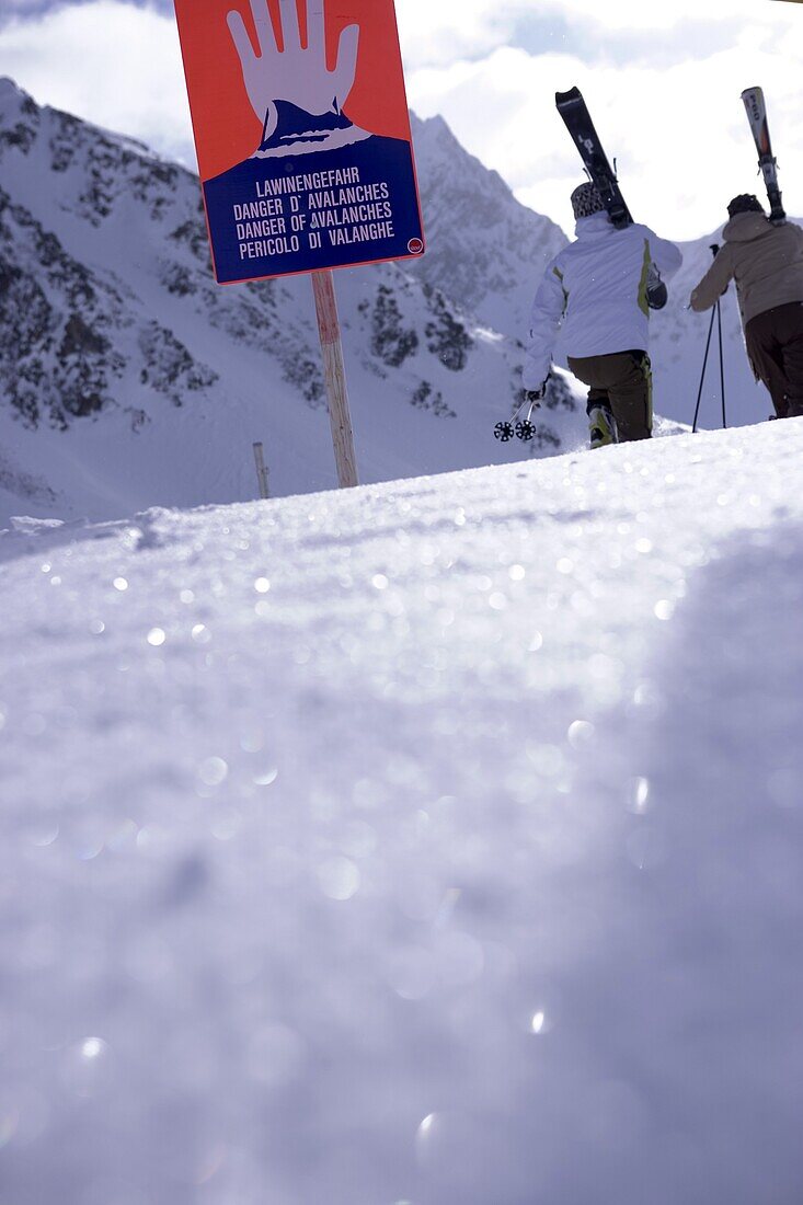 Zwei Skifahrer im ungesicherten Pistenbereich, Kühtai, Tirol, Österreich
