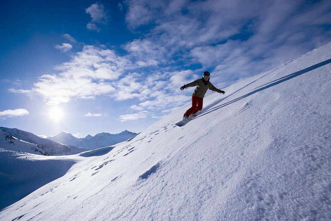 Junge Frau beim Snowboarden, Kühtai, Tirol, Österreich