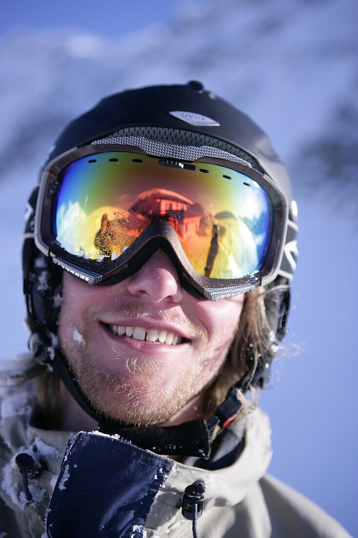 Junger Mann mit Skibrille, Kühtai, Tirol, Österreich