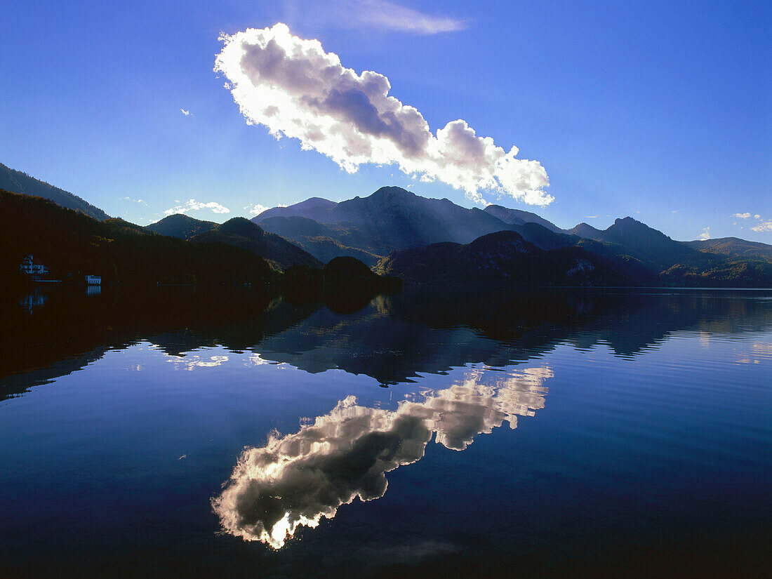 Wolken spiegeln sich im Kochelsee, Lkr. Bad Tölz, Oberbayern, Deutschland