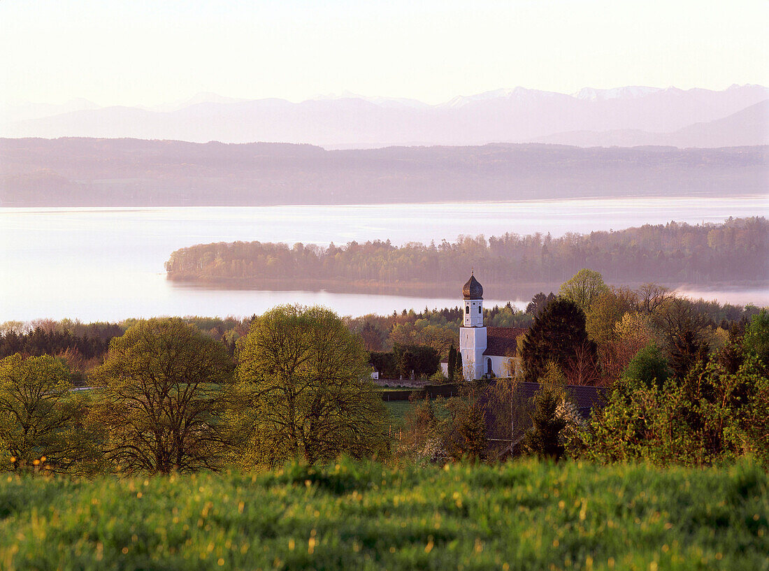 Ilkahöhe bei Tutzing, Blick auf Starnberger See, Oberbayern, Deutschland