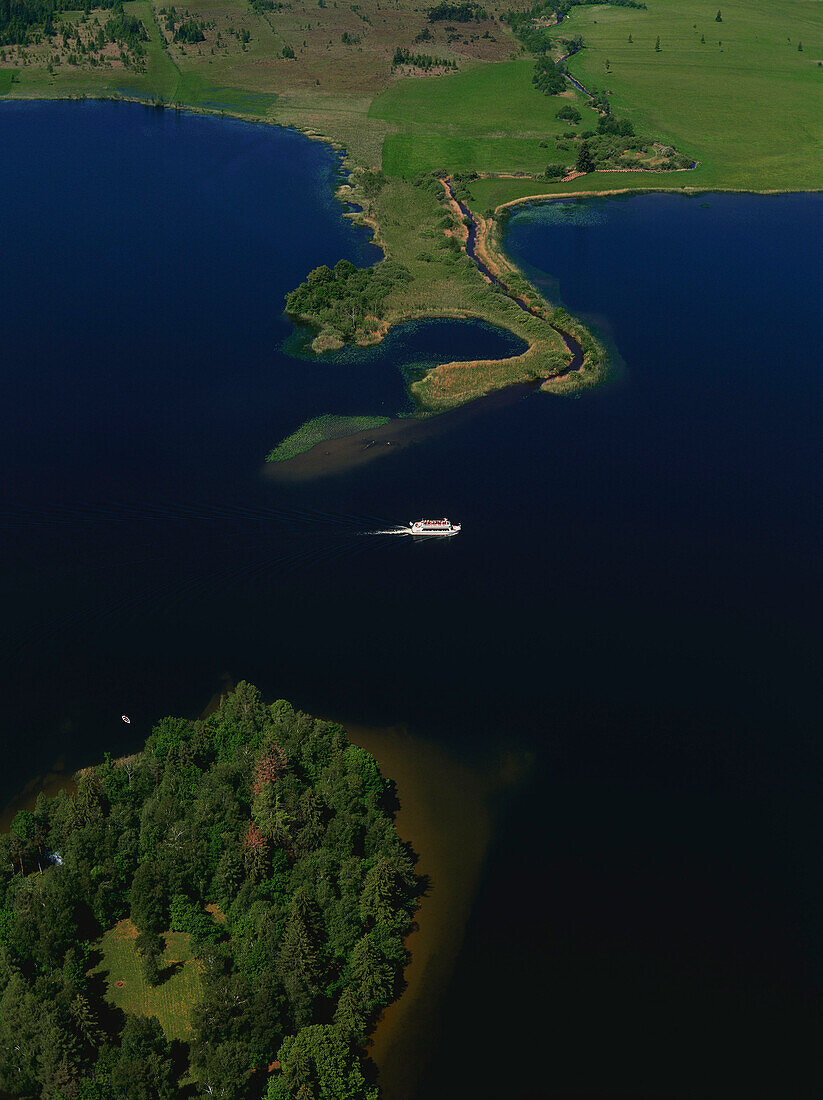 Luftaufnahme vom Staffelsee mit Ausflugsdampfer, Oberbayern, Deutschland