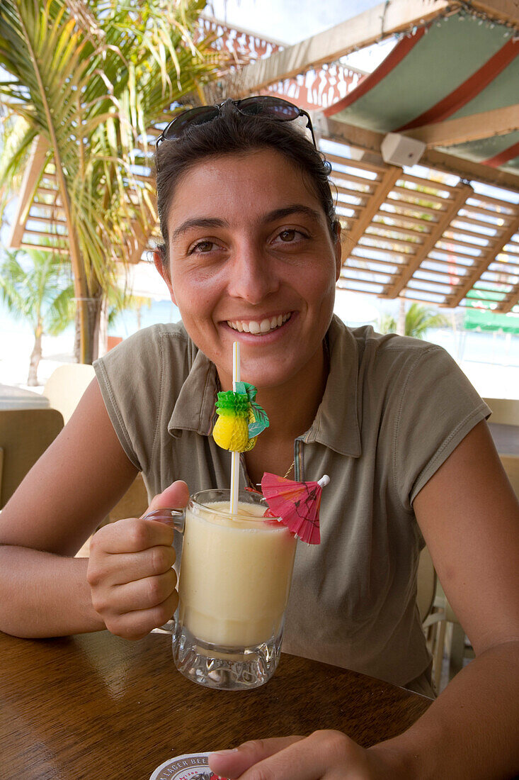 Frau genießt ein Mango Cocktail, Philipsburg, St. Maarten, Niederländische Antillen