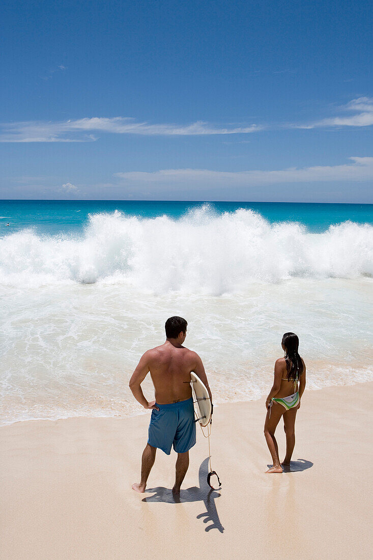 Surfer und Frau, Mullet Bay, St. Maarten, Niederländische Antillen
