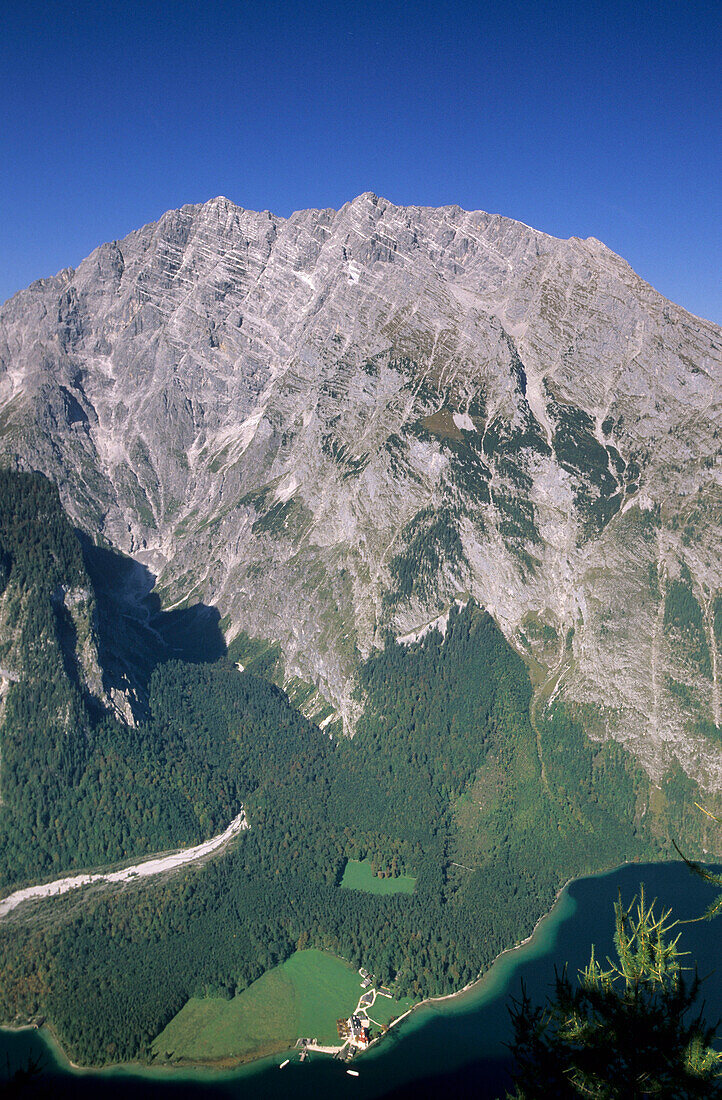 Watzmann-Ostwand über Königssee mit St. Bartholomä, Berchtesgadener Alpen, Oberbayern, Deutschland