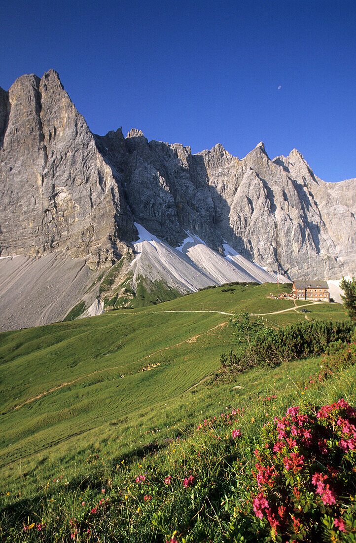 Falkenhütte mit Laliderer Wänden im Frühling, Karwendel, Tirol, Österreich