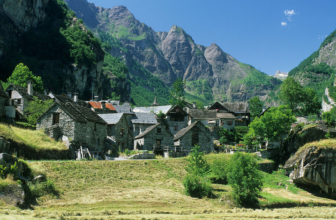 Dorfansicht Sonlerto mit traditionellen Steinhäusern, Maggiatal, Tessin, Schweiz