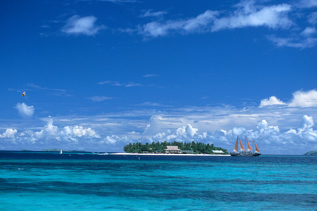 Beachcomber Island Resort und Tui Tai Segelboot,Beachcomber Insel, Mamanuca Inseln, Fiji