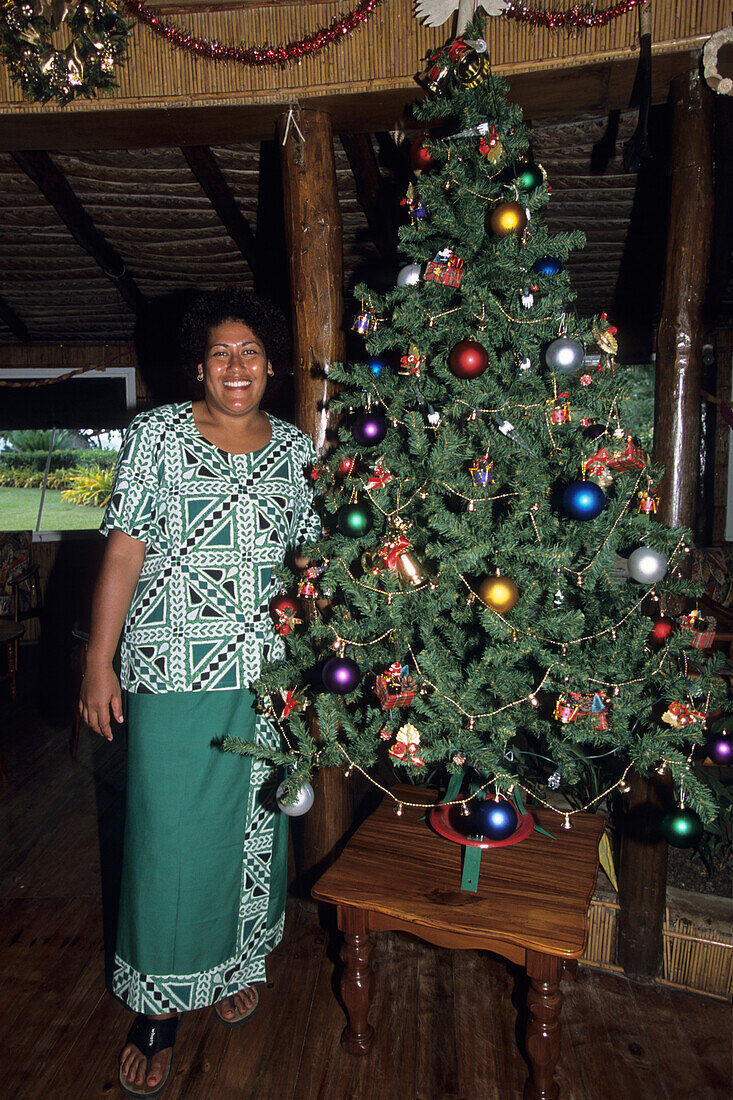 Frau mit fidschianische Weihnachtsbaum,Matangi Island Resort, Matangi Insel, nah Taveuni, Fiji