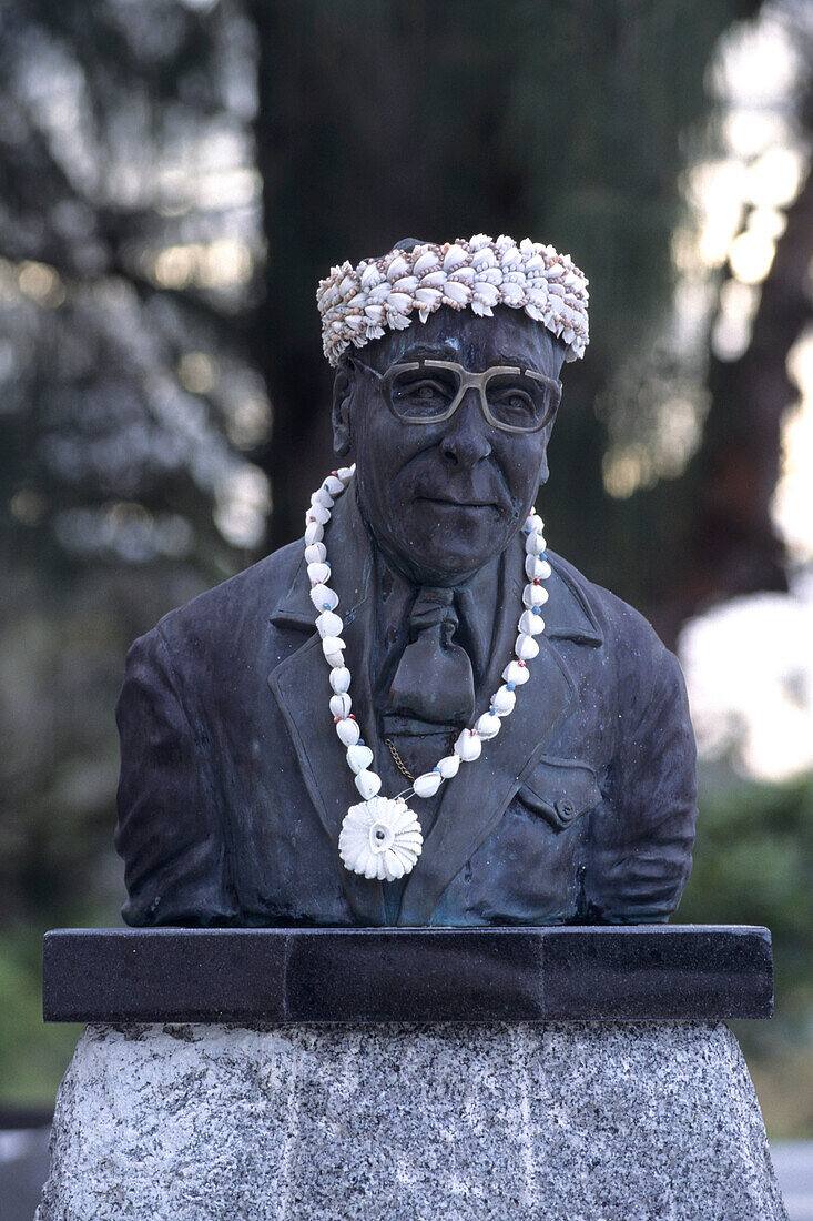 Friedhof Statue vom ersten Ministerpräsident,Sir Albert Henry, Cook Islands Christian Church Cemetery, Avarua, Rarotonga, Cook Inseln
