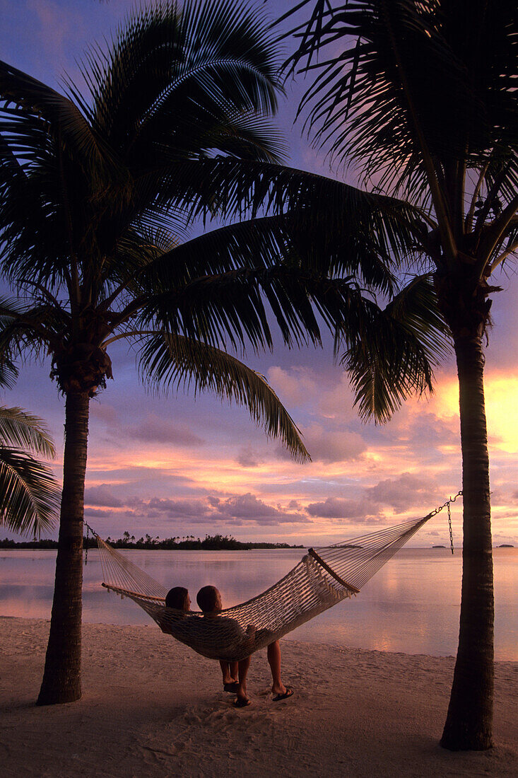Hängematte bei Sonnenuntergang,Silhouette,The Aitutaki Lagoon Resort, Aitutaki, Cook Inseln