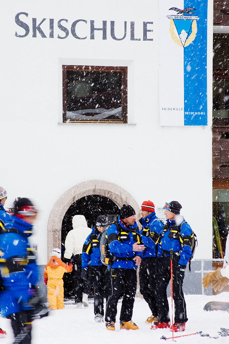 Drei Skilehrer besammeln sich vor der Skischule. Lech, Zürs, Arlberg, Österreich, Alpen, Europa, MR