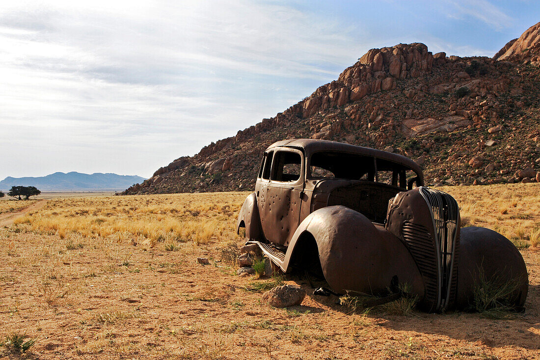 Oldtimer, Auto Wrack in der Wüste. Beachte die Kugellöcher. Klein-Aus-Vista. Gondwana Sperrgebiet Rand Park. Sukkulenten Karoo Wüste. Südliches Namibia. Afrika.