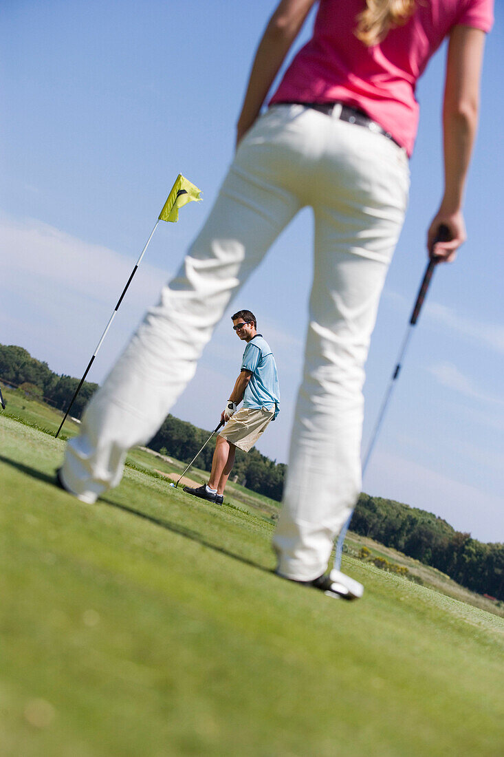 Junger Mann beim Golfen, Apulien, Italien