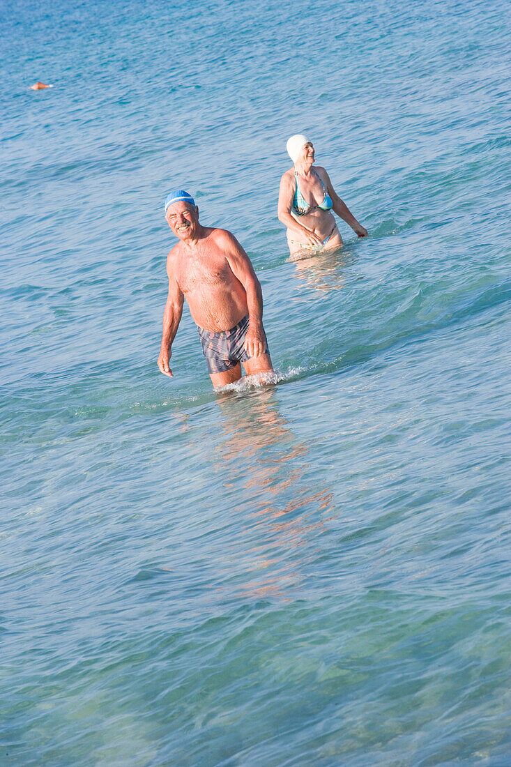 Zwei Senioren beim Baden am Meer, Apulien, Italien