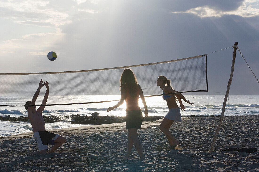 Junge Leute spielen Beach Volleyball, Apulien, Italien