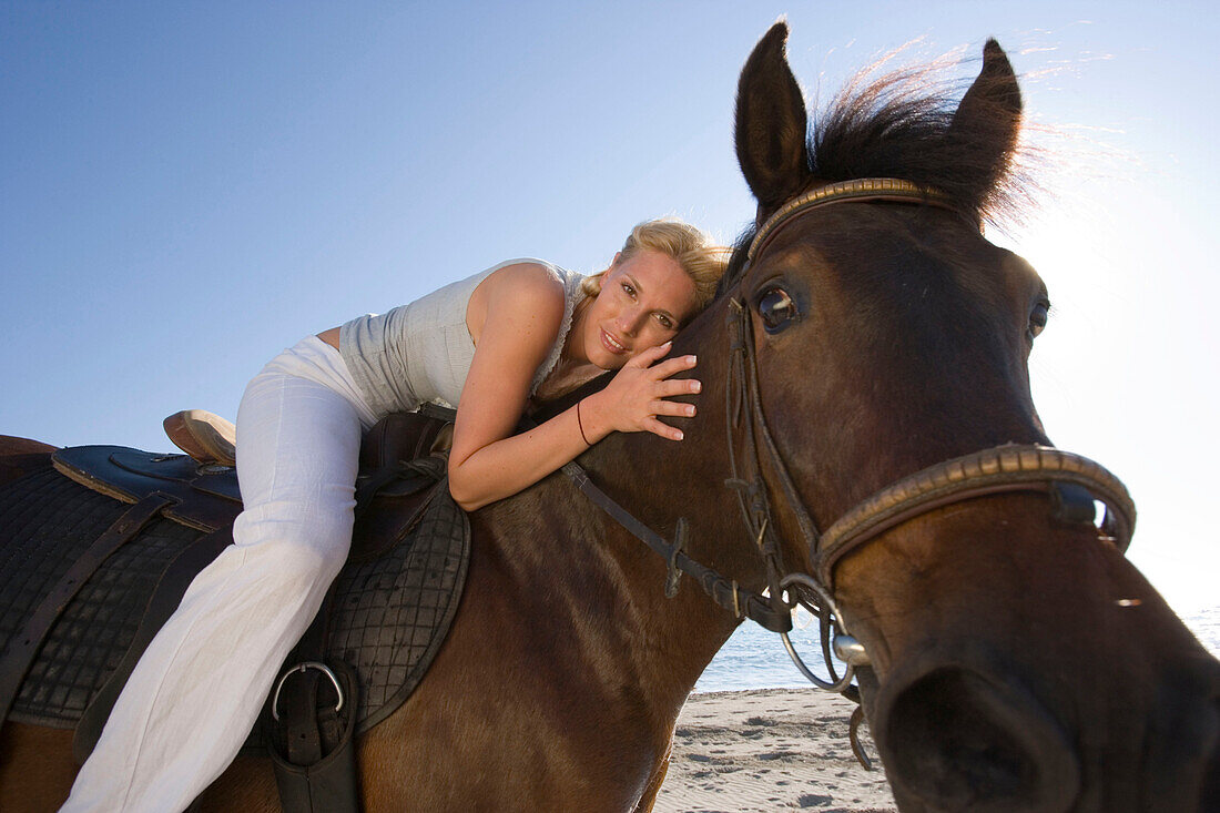 Junge Frau sitzt auf einem Pferd, Apulien, Italien