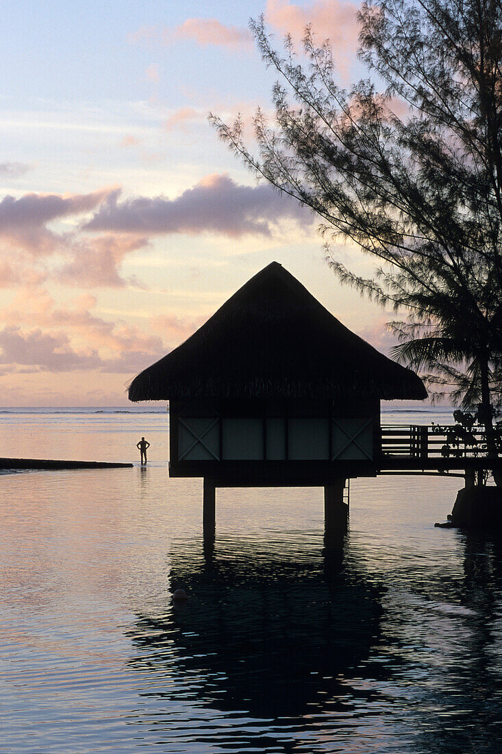 Wasserbungalows in der Dämmerung,InterContinental Beachcomber Resort, Moorea, Französisch Polynesien