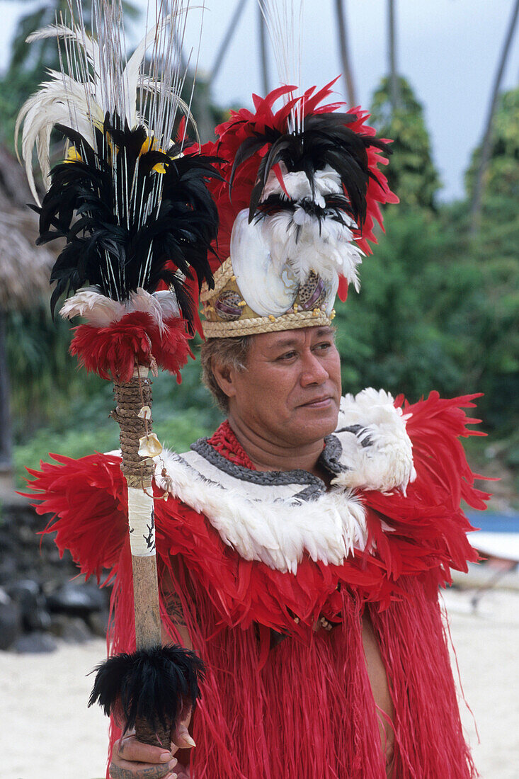 Hochzeitszelebrant bei einer Tahitianischen Hochzeit,Tiki Theatre Village, Moorea, Französisch Polynesien