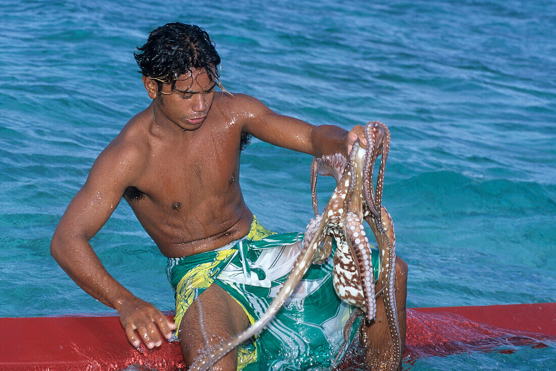 "Shark Boy" mit Oktopus,Bora Bora Lagoon, Französisch Polynesien