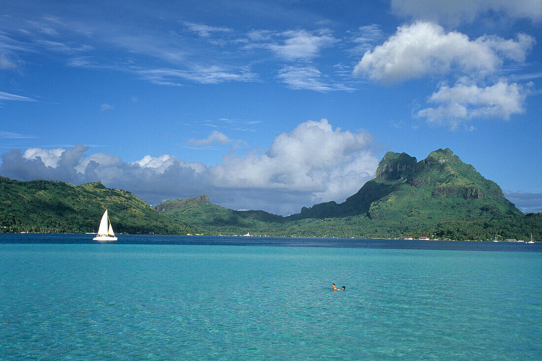 Segelschiff mit Mt. Otemanu im Hintergrund,Bora Bora, Französisch Polynesien