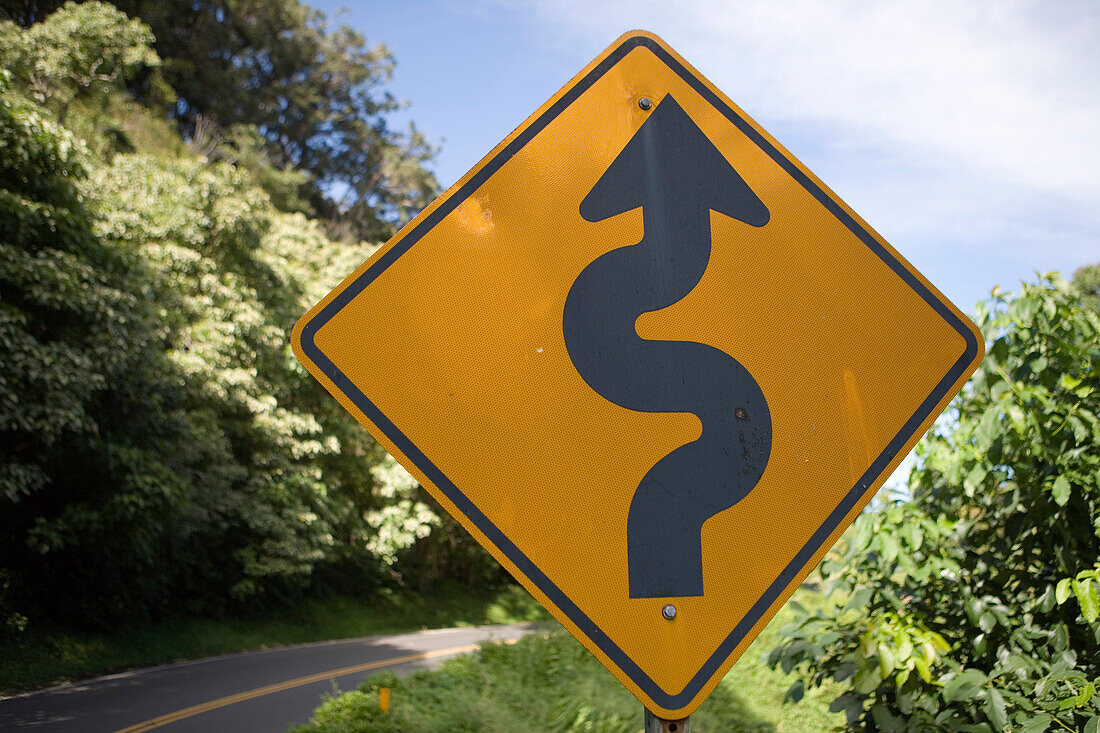 Kurvige Verkehrszeichen, Straße nach Hana,Maui, Hawaii
