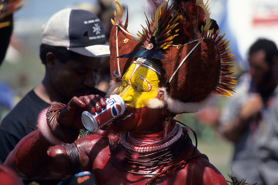 Papua Neuguinean Huli trinkt Pepsi, Port Moresby Cultural Festival, Port Moresby, Papua Neuguinea