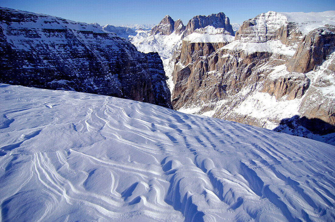 Schneebedeckte Landschaft im Sonnenlicht, Sella Gruppe, Dolomiten, Italien