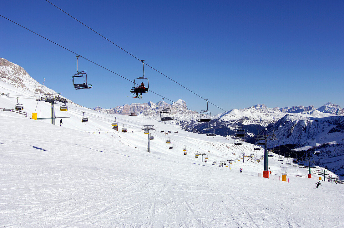 Sessellifte in schneebedeckter Landschaft, Passo Pordoi, Dolomiten, Italien, Europa