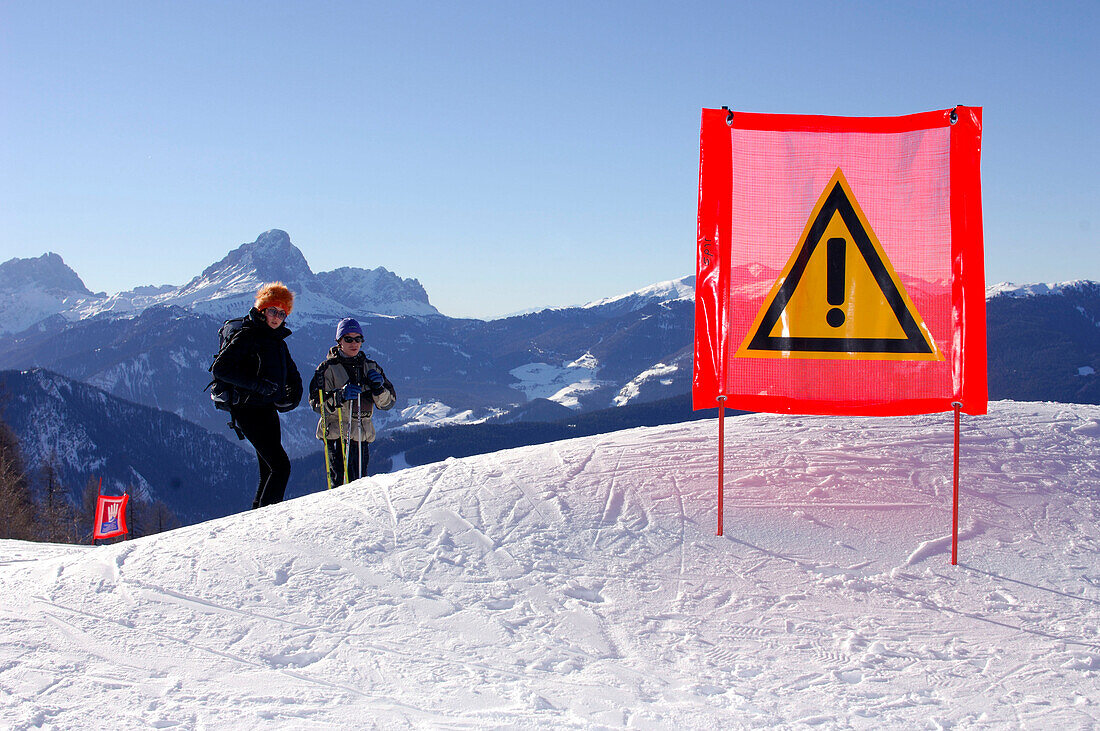 Warnschild im Schnee, Gruppo della Marmolata, Dolomiten, Italien, Europa