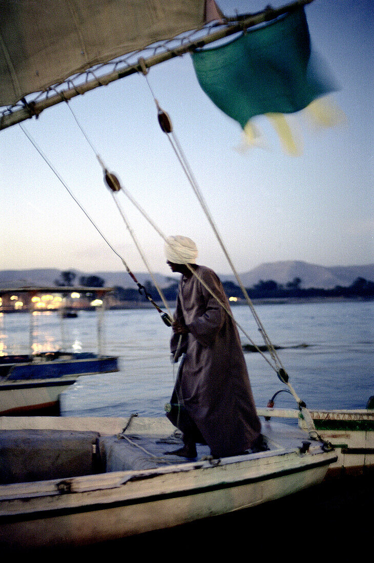 man auf segelboot,  luxor, ägypten